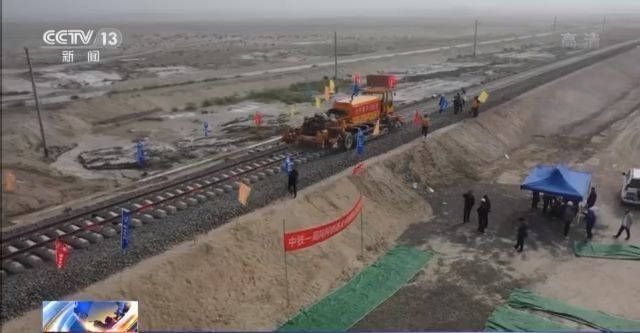 新疆阿克苏至阿拉尔铁路全线正式铺轨