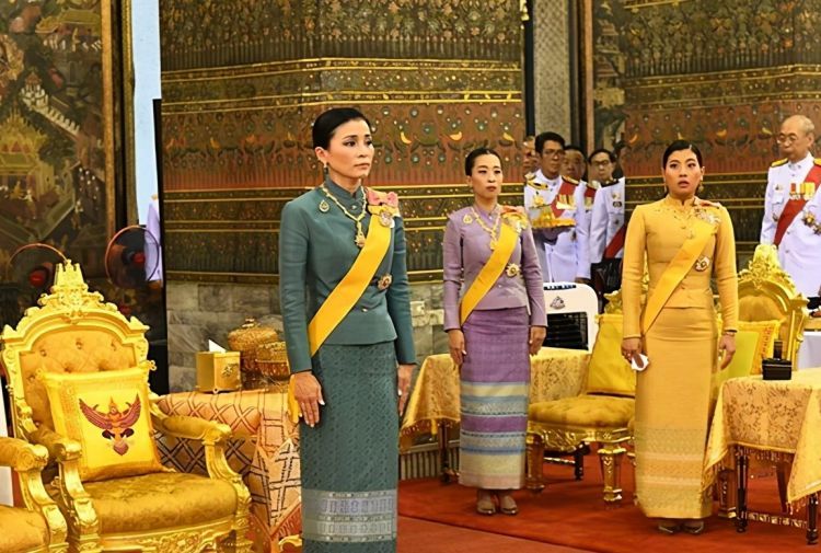 泰国王后风光亮相却被泰王大公主抢风头？穿裹身裙曲线比王后优越