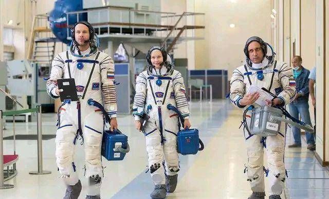 英媒：俄罗斯太空电影《挑战》摄制组返回地球