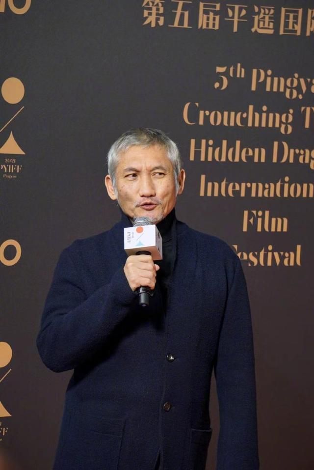 王俊凯担任平遥国际电影节评审，和赵涛、段奕宏一起走红毯人气旺！