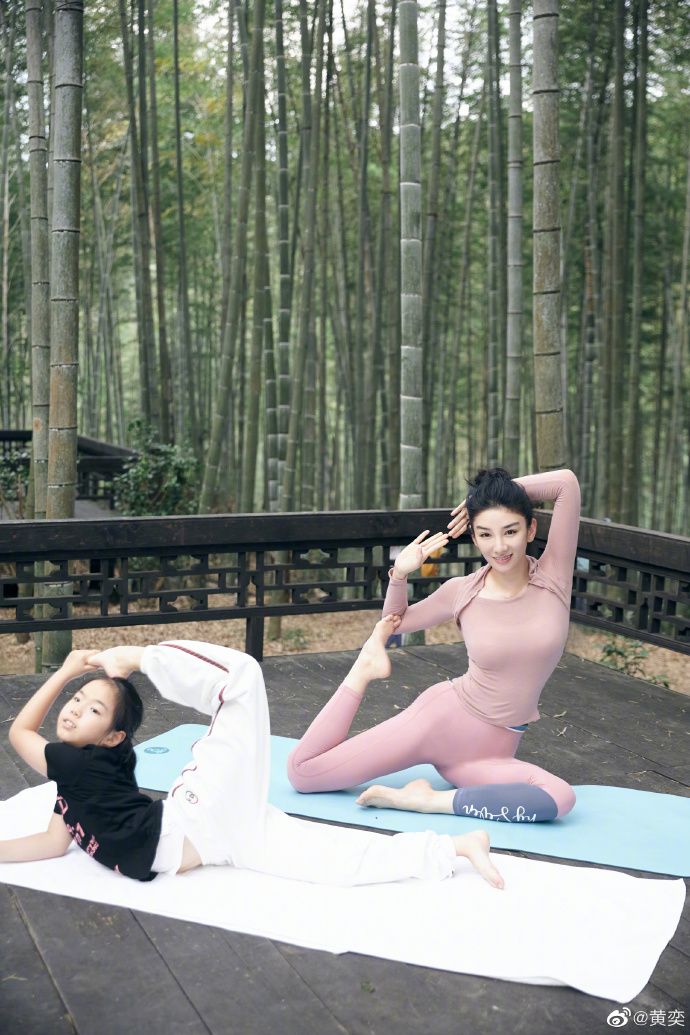 44岁黄奕携女儿竹林中做瑜伽，身材紧致纤细，少女般体态好火辣