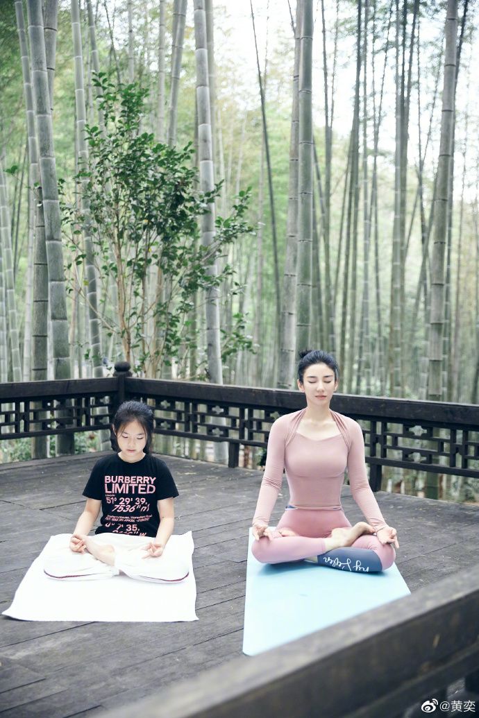 44岁黄奕携女儿竹林中做瑜伽，身材紧致纤细，少女般体态好火辣