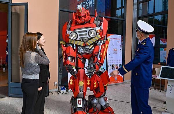 上海杨浦消防宣传月启动，消防机器人与参观者现场互动