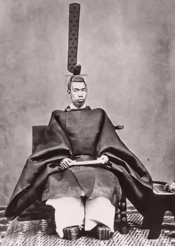 最初是傀儡的明治天皇，日后独揽朝政大权，却把日本带向了不归路