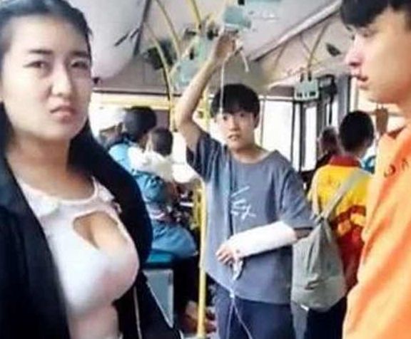 男子公交车上遇美女，看到身材男子睁大双眼，接下来却发生意外
