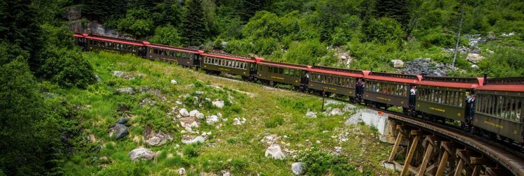 最美的跨国铁路：铁轨铺在悬崖挂壁上，坐一趟能同时去美国加拿大
