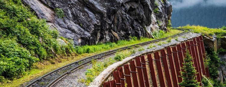 最美的跨国铁路：铁轨铺在悬崖挂壁上，坐一趟能同时去美国加拿大