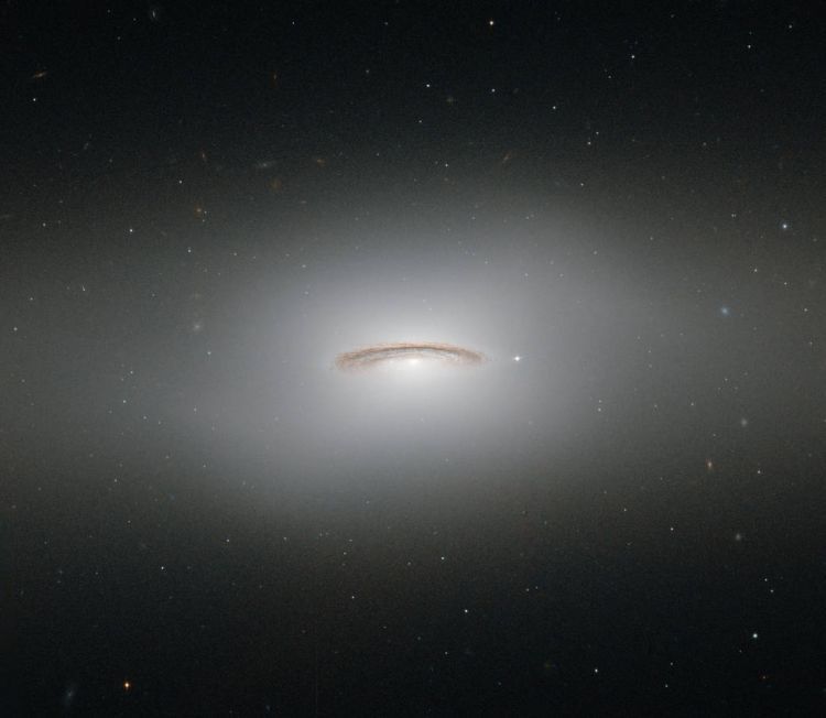 哈勃观察NGC4526的旋转圆盘