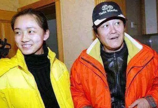 她长得漂亮被赵本山看中，拒绝陪酒被封杀，今37岁在农村当老师