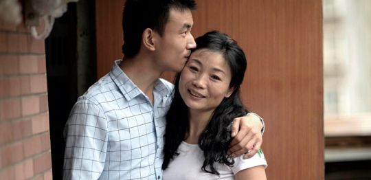 当年23岁重庆小伙爱上46岁离异大妈，交往2个月就领证，后来如何