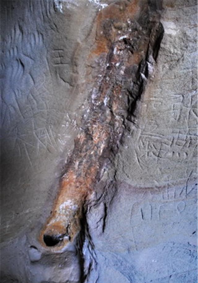 15万年前“铁棒”插进岩石，是外星人遗迹，还是自然界神力？