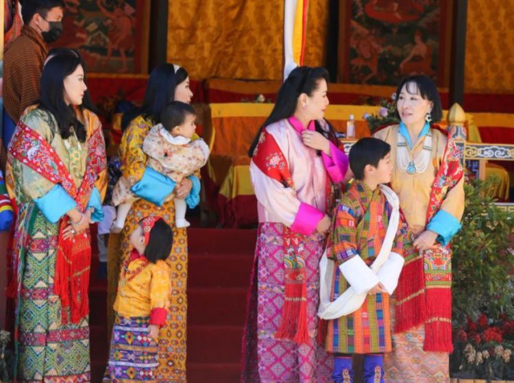 不丹三代国王同框，66岁太上皇撞脸吴彦祖，王后是四位同胞姐妹