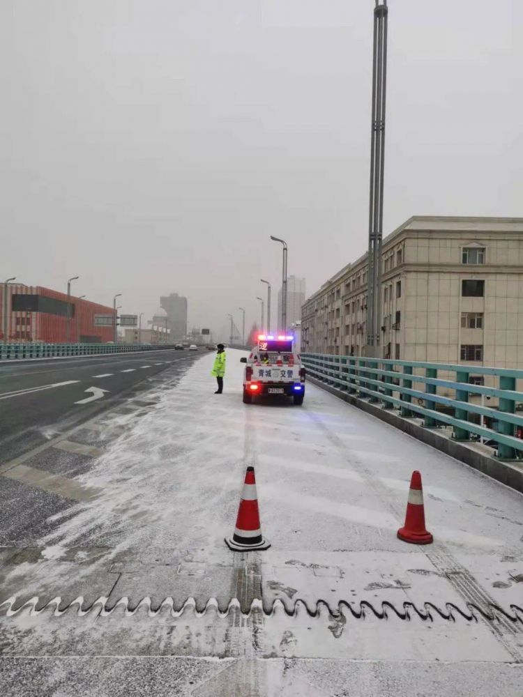 呼和浩特高速快速路交警：雨雪天气为您的出行保驾护航