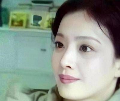 1987年，28岁的刘晓莉生下刘亦菲后为何两度离婚，远走他乡