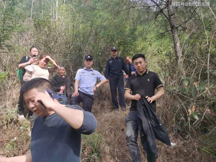 四川北川：八旬老人出门采茶迷路深山，80余人警民找寻5个小时找到