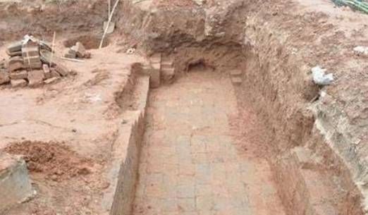 东周贵族古墓出现，墓中至少有17个盗洞，墓内宝物却完好无损