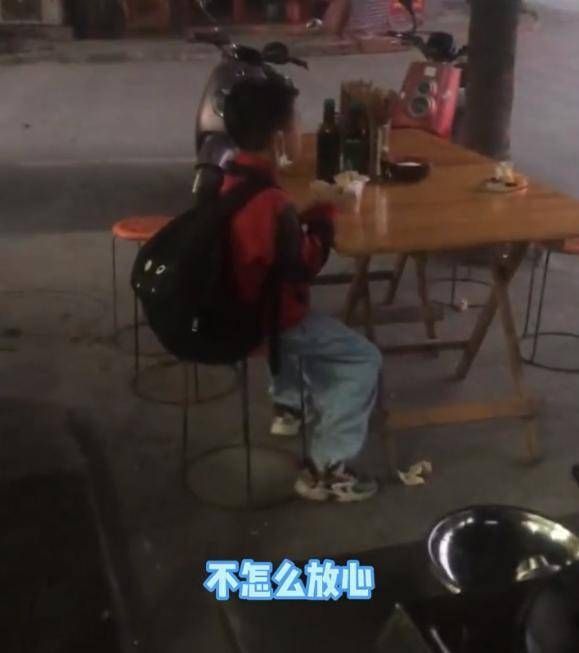 眉山暖心一幕：小学生清晨独自吃早餐，店主让他在店里等天亮再去上学