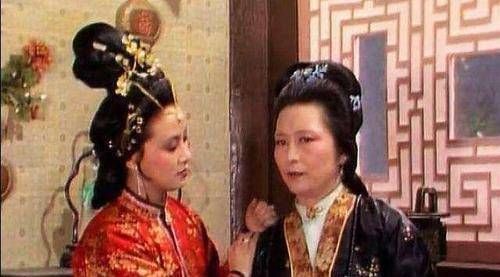 王夫人有多厉害，只用一句话，便让王熙凤倒戈相向！