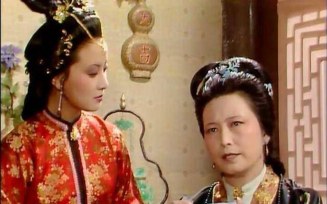 王夫人有多厉害，只用一句话，便让王熙凤倒戈相向！