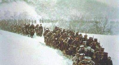 1902年的日本恐怖山难，日军行军训练遭遇风雪，210人只活下11人