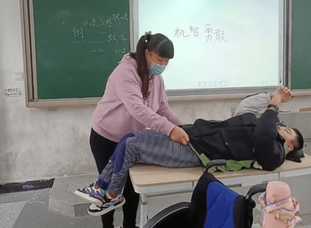 女子课间在教室内给12岁儿子换尿不湿，原因曝光，让人泪目