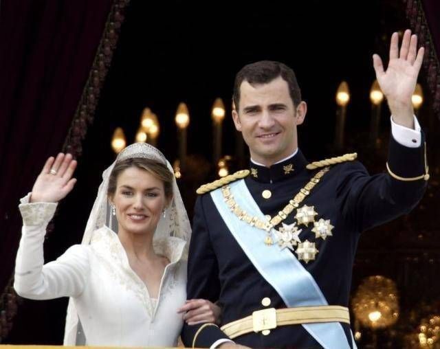 西班牙王后与费利佩六世不同时期的合照，时间并未改变彼此的爱