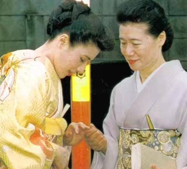 日本雅子皇后年轻时的照片，每一张倩影极具经典，看完惊艳