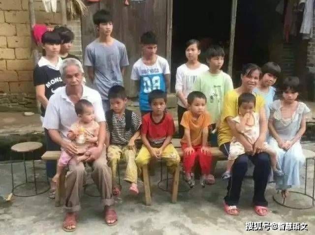 广西容县梁二夫妇生育15孩，这对夫妇到底是怎么做到的？