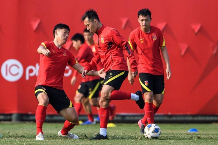 下午5点！北京媒体做出争议报道，中国足球成笑话，球迷骂声一片