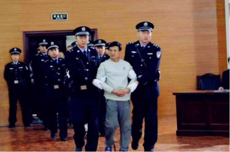 14年，内蒙古一男子总在山中鬼鬼祟祟，警方察觉不对：他是盗墓贼
