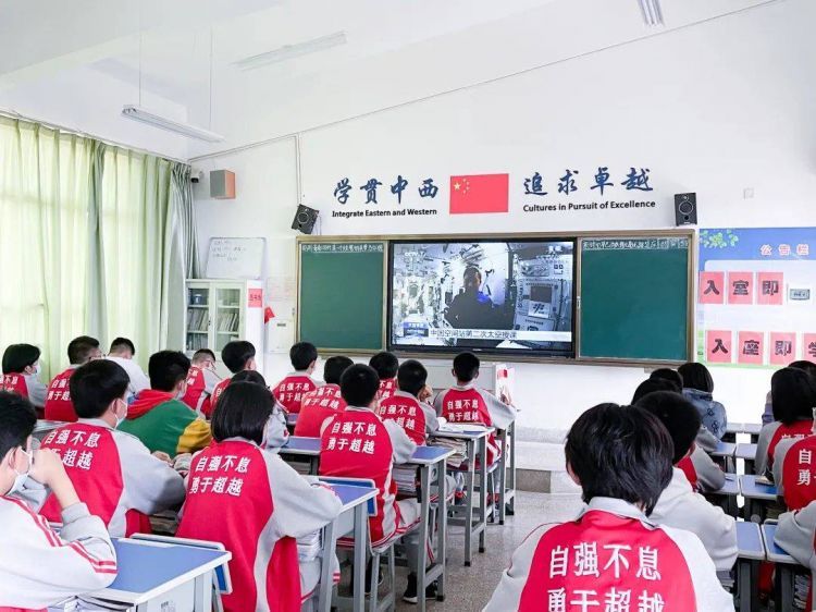 云南长水外国语中学组织师生观看“天宫课堂”第二课