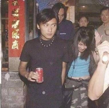 王菲谢霆锋再次被拍到牵手，姿势跟21年前一模一样，网友：经典
