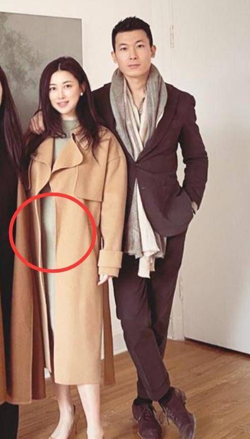 演员朱珠“孕肚”遮不住了？穿平底鞋手捂肚子脸发胖，小腹隆起明显