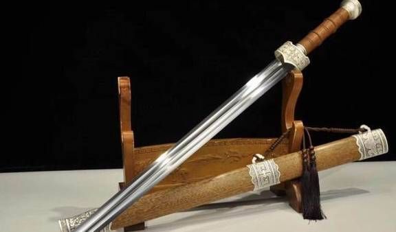 夏商周的主力兵器，剑为何被历史淘汰成装饰品？剑比刀差在了哪？