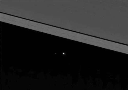 14亿公里之外，飞船拍摄下来的地球照片，为啥让专家感到不可思议