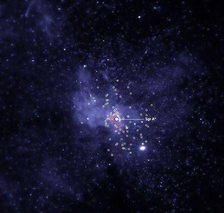 很多恒星质量比黑洞都要大，黑洞一毛不拔！为什么恒星还能发光？