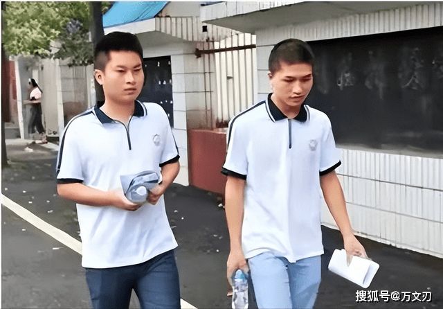 江西两位夺刀少年，为救全车人错过高考，8年后更令人钦佩