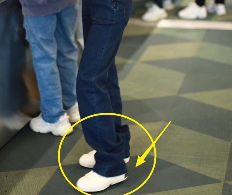 鞠婧祎首次穿平底鞋自证身高，看清和路人差距，有没有一米六很显然