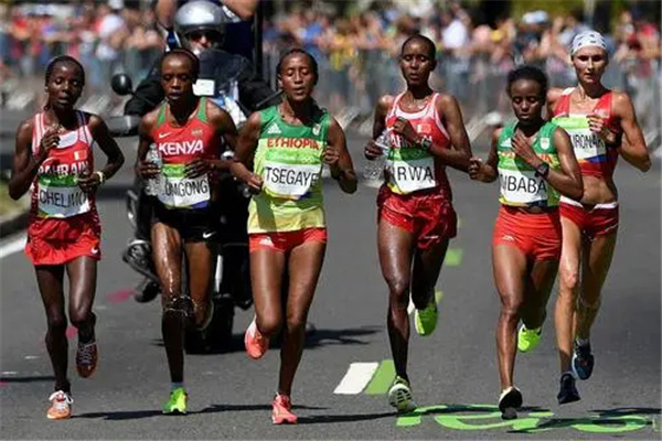女子马拉松世界纪录：两小时14分四秒（肯尼亚选手创造）