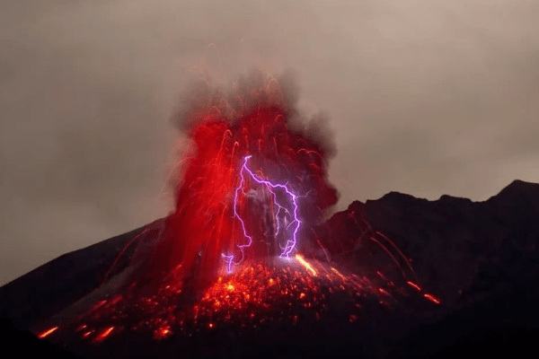 世界上最严重的火山喷发：一座城瞬间湮灭消失(三万人死亡)