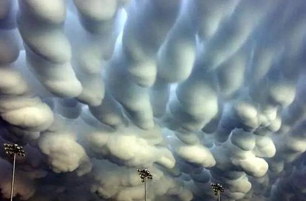 四大世界最恐怖的云 蘑菇云/火烧云/糙面云/断层云(蘑菇云最吓人)