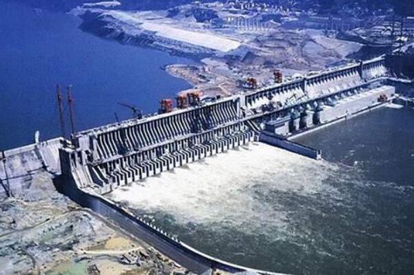 世界最大的水电站:三峡水电站，防洪、发电和航运