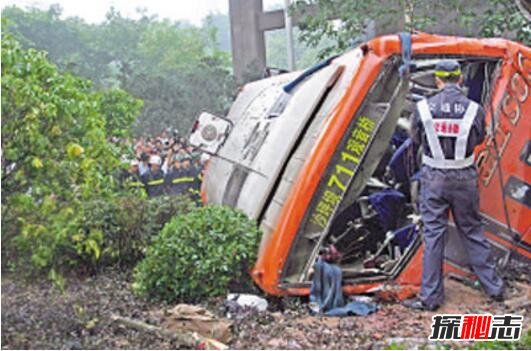 10·1重庆711公交灵异事件,大巴从桥上坠落致29人死亡