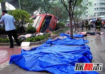 10·1重庆711公交灵异事件,大巴从桥上坠落致29人死亡