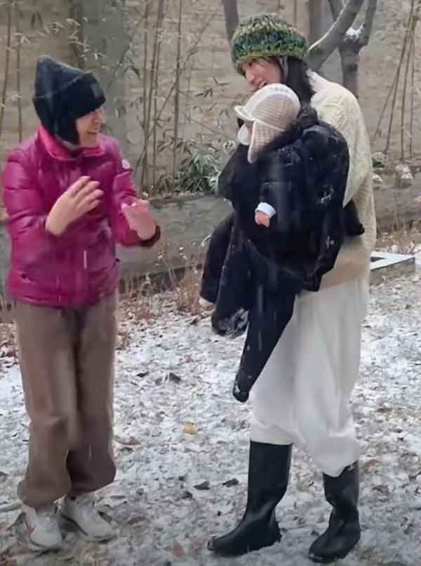 海哈金喜带女儿赏雪
