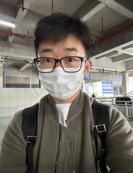 杨迪在高铁站被问是不是学生