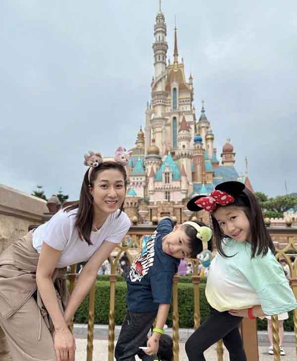 钟嘉欣带3个儿女打卡香港迪士尼
