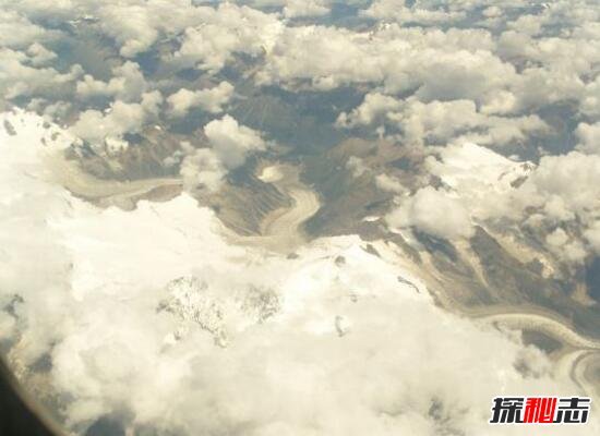 西藏雪山高空拍到两条真龙，西藏龙藏身在冰川之中(照片)