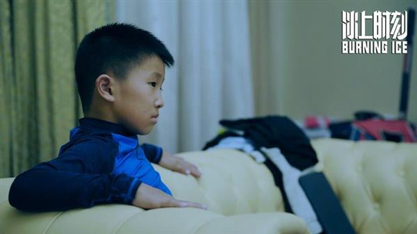 纪录电影《冰上时刻》发布最新预告 冰球少年背后家庭引共鸣