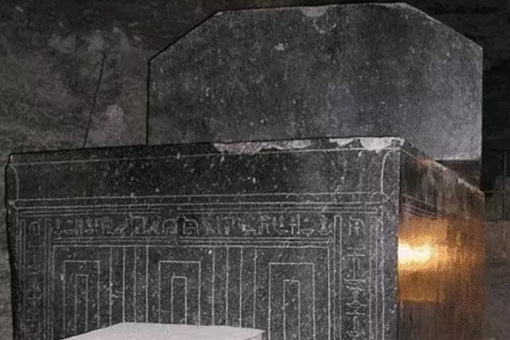 三千年前古埃及巨型石盒是怎么回事?史学家表示当时人类无法达到工艺水平